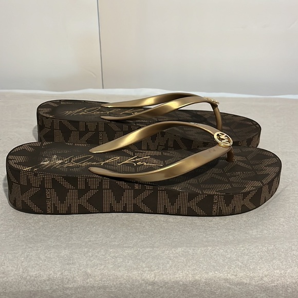 Michael Kors flip flops size 10 in excellent condition - Picture 3 of 10